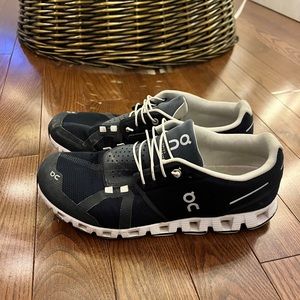 Mens On Cloud size 9 shoes
